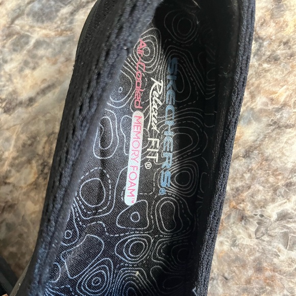 Skechers slip on shoes, black size 6. Relaxed FIT, Air-cooled MEMORY FOAM. EUC - Picture 4 of 4